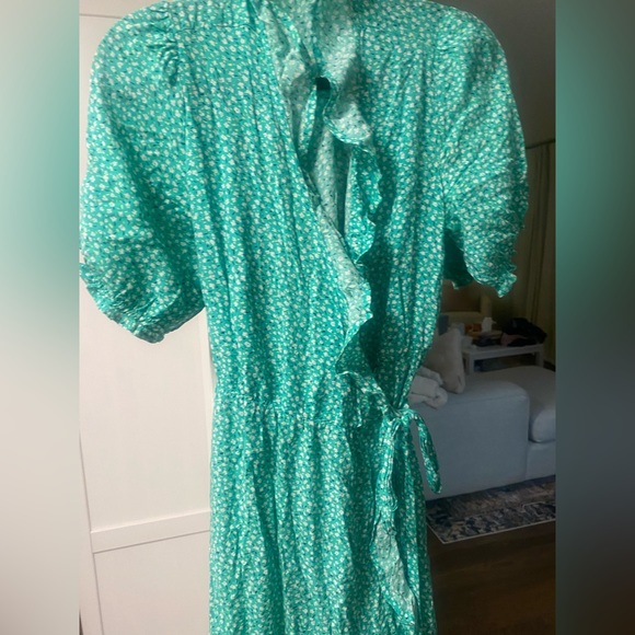 Old navy. Spring wrap dress. Size M. - Picture 2 of 4